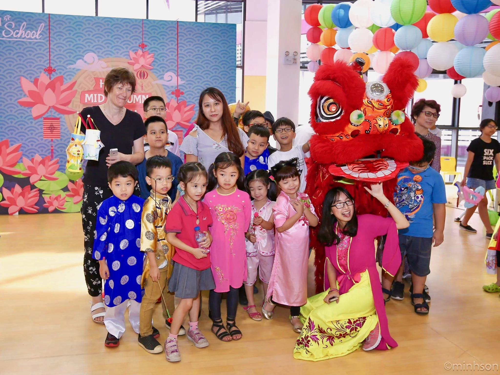  Ms Jennie, Ms Thao, and students get a photo with the Mua Lan 